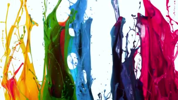 Salpicaduras Pintura Coloridas Cámara Súper Lenta Aisladas Sobre Fondo Blanco — Vídeos de Stock