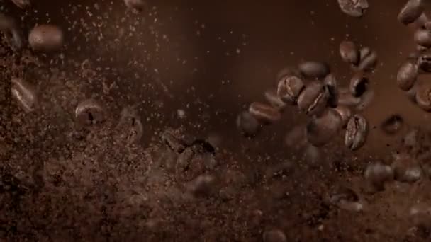 Super Slow Motion Shot Von Fliegenden Premium Kaffeebohnen Und Gemahlenem — Stockvideo