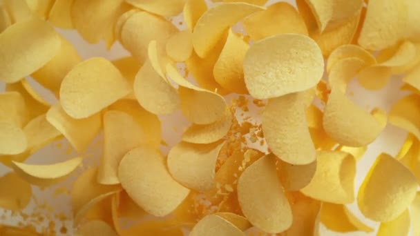 Супер Повільний Рух Преміум Картопляних Чіпсів Літають Камери Білому Тлі — стокове відео