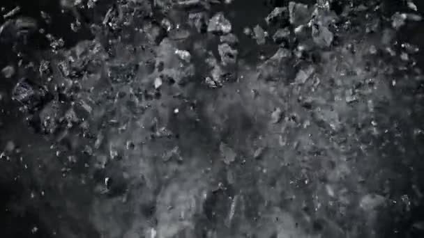 スーパースローモーション 石炭ピースと煙のショット 1000 Fpsでフライング 4Kで高速シネマカメラで撮影された — ストック動画