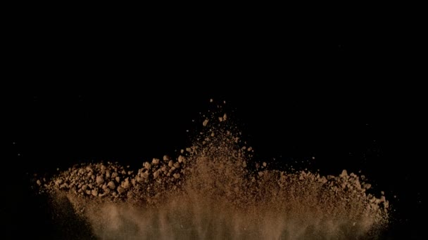 Super Slow Motion Colpo Esplosione Del Suolo Isolato Sfondo Nero — Video Stock