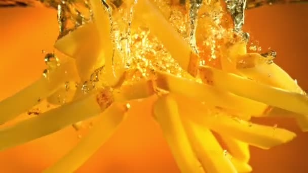 Супер Медленный Движок Французского Фри Падающий Кипящее Золотистое Масло Скоростью — стоковое видео