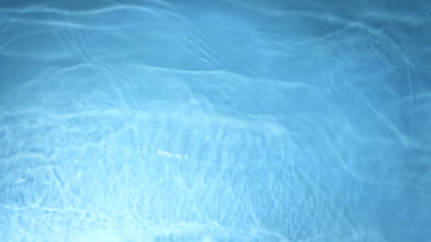 Super Slow Motion Shot Der Wogenden Blauen Wasseroberfläche Bei 1000Fps — Stockvideo