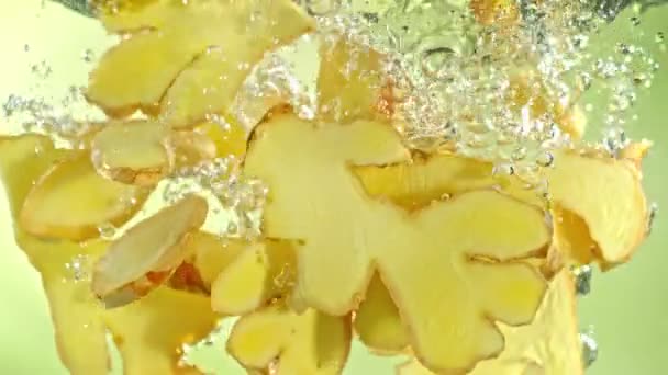 Super Slow Motion Shot Ginger Plastry Spadające Wody 1000Fps Nagrywane — Wideo stockowe