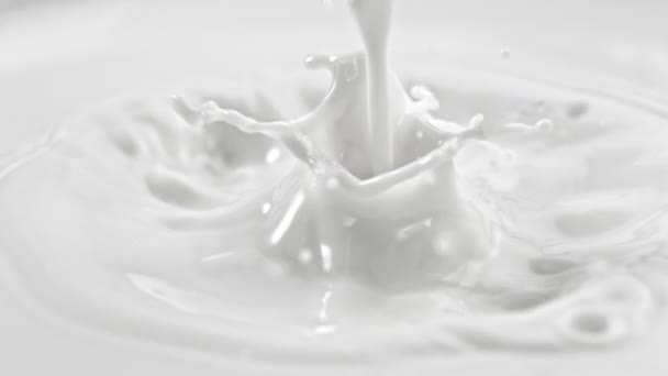 Super Slow Motion Shot Louring Splashing Fresh Milk 1000Fps Natočeno — Stock video