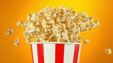 Fluffy Popcorn 'un Süper Yavaş Çekimi 1000fps' de Bucket 'tan patlıyor. Yüksek Hız Sinema Kamerası, 4K.