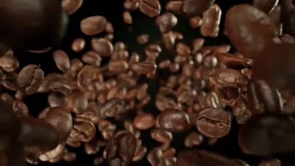 Super Slow Motion Detailaufnahme Von Kaffeebohnen Die Hinter Der Kamera — Stockvideo