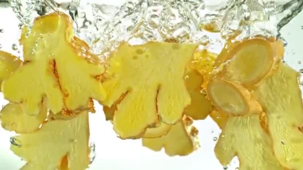 Super Slow Motion Shot Ginger Slices Πέφτει Στο Νερό Που — Αρχείο Βίντεο