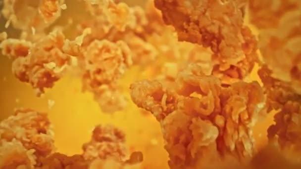 Uçan Kızarmış Tavuk Parçalarının Süper Yavaş Çekimi Kameraya Doğru 300 — Stok video