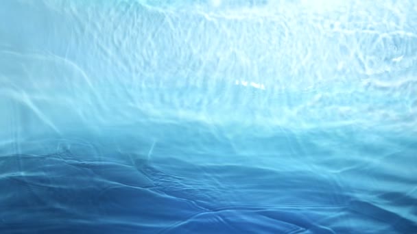 以1000Fps的速度摇曳蓝水表面的超级慢镜头 用高速电影摄影机拍摄 — 图库视频影像
