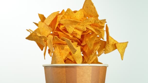 Super Slow Motion Shot Nachos Chips Lecące Wiadra Białym Tle — Wideo stockowe