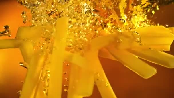 1000Fps에서 기름에 떨어지는 신선한 익지않는 튀김의 시네마 카메라 4K로 — 비디오