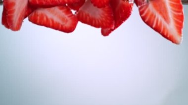 Süper Yavaş Çekim Taze Çilek Kesikleri Düşüyor ve Suyun İçinde Akıyor 1000 Fps. 4K Çözünürlükte Yüksek Hız Sinema Kamerası ile Çekim.