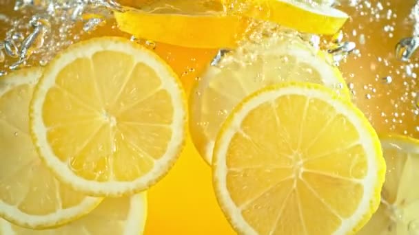 Супер Медленное Движение Слайсов Лимона Падающих Плавающих Воде Скоростью 1000 — стоковое видео