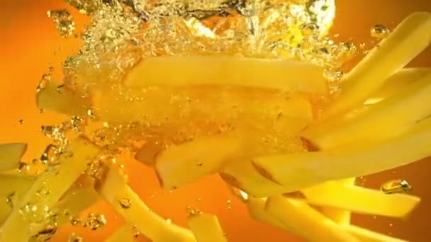 Super Slow Motion Shot Świeżych Surowych Frytek Wpadających Wrzący Złoty — Wideo stockowe