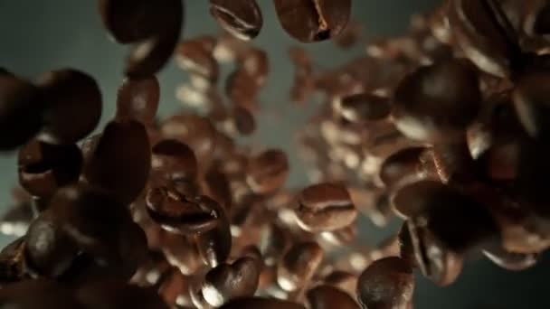 Super Slow Motion Detail Shot Coffee Beans Που Πέφτουν Και — Αρχείο Βίντεο