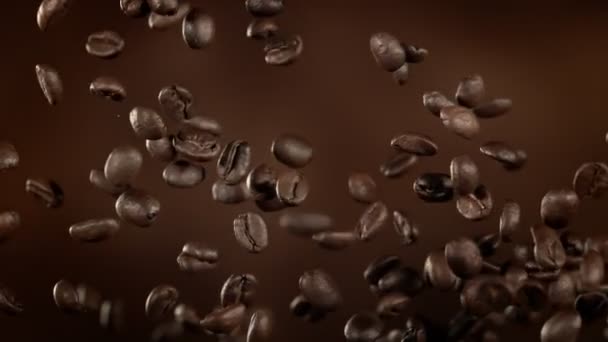 Super Slow Motion Shot Von Fliegenden Premium Kaffeebohnen Auf Braunem — Stockvideo