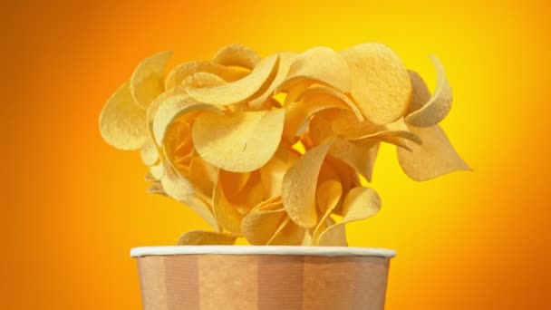 Супер Повільний Рух Картопляних Чіпсів Літають Відра Золотому Тлі Швидкістю — стокове відео