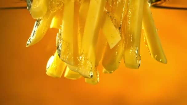 Супер Повільний Рух Свіжої Сирої Картоплі Фрі Падає Киплячу Золоту — стокове відео