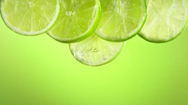 Taze Kireç Dilimlerinin Süper Yavaş Çekimi 1000 fps hızla Düşüyor ve Akıyor. 4K Çözünürlükte Yüksek Hız Sinema Kamerası ile Çekim.