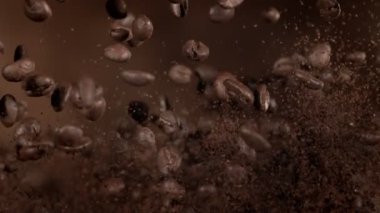 Flying Premium Coffee Beans ve Ground Coffee 'nin 300 fite göre Süper Yavaş Çekimi. Yüksek Hız Sinema Kamerası, 4k.