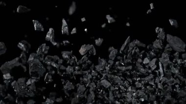 Kömür Parçalarının Süper Yavaş Çekimi 1000 fps hızla yükseliyor. Yüksek Hız Sinema Kamerası, 4K.