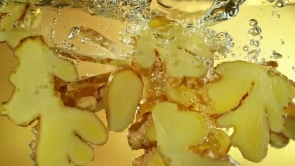 Super Slow Motion Shot Ginger Slices Πέφτει Στο Νερό Στα — Αρχείο Βίντεο