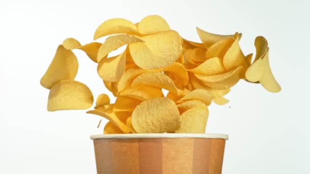 Super Cámara Lenta Patatas Fritas Volando Desde Cubo Aislado Sobre — Vídeos de Stock