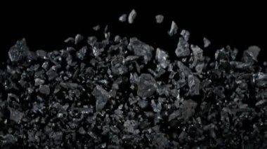 Kömür Parçalarının Süper Yavaş Çekimi 1000 fps hızla yükseliyor. Yüksek Hız Sinema Kamerası, 4K.