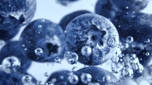 Super Slow Motion Shot Fresh Blueberries Caindo Água Criando Bolhas — Vídeo de Stock