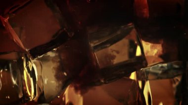 Süper Yavaş Çekim Kahve Leachate 'ı Buzlu Bardağa 1000 fps' de dök. Yüksek Hız Sinema Kamerası, 4K.
