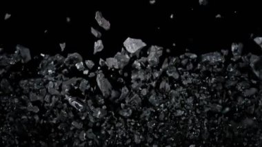 Kömür Parçalarının Süper Yavaş Çekimi 1000 fps hızla yükseliyor. Yüksek Hız Sinema Kamerası, 4K.
