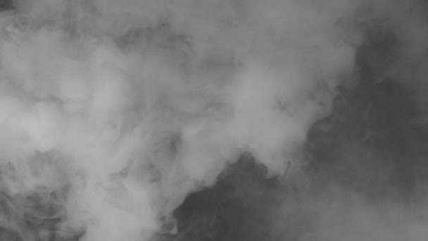 Super Pomalý Pohyb Shot Atmosférického Kouře Pomalu Plovoucí Černém Pozadí — Stock video