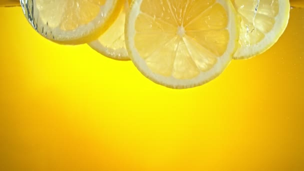 Super Ralenti Prise Vue Tranches Citron Frais Tombant Coulant Dans — Video