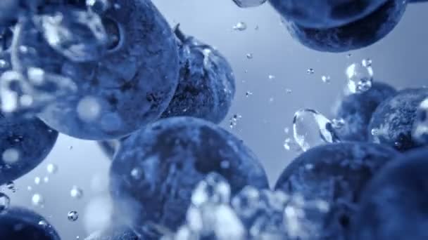 Супер Повільний Постріл Свіжих Чорниць Падає Воду Створює Бульбашки Швидкості — стокове відео