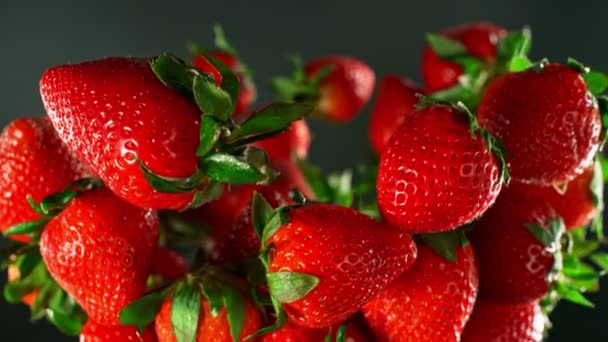 Super Slow Motion Shot Von Fliegenden Und Rotierenden Frischen Erdbeeren — Stockvideo