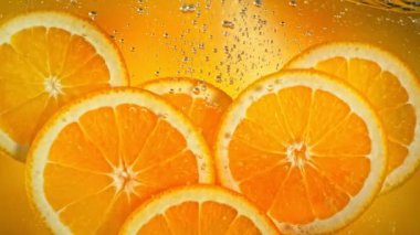 Taze Portakal Dilimlerinin Süper Yavaş Çekimi Köpüklü Su 'da 1000 fps hızla yüzüyor ve yükseliyor. 4K Çözünürlükte Yüksek Hız Sinema Kamerası ile Çekim.