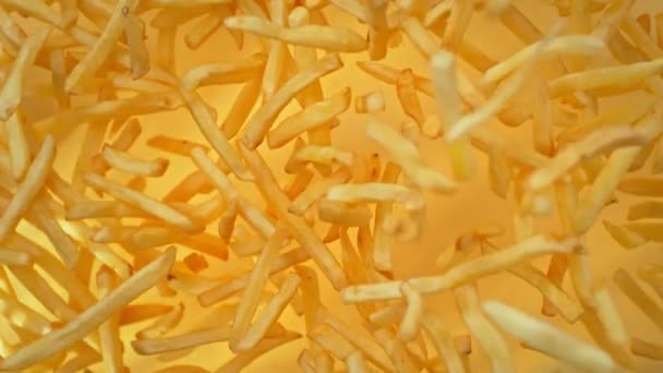 Altın Arkaplan Daki Kameraya Doğru Uçan Patates Kızartmasının Süper Yavaş — Stok video