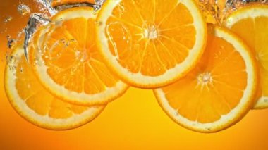 Taze Portakal Dilimlerinin Süper Yavaş Çekimi 1000 fps hızla Düşüyor ve Akıyor. 4K Çözünürlükte Yüksek Hız Sinema Kamerası ile Çekim.