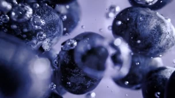 水に落ちて1000Fpsで泡を作成する新鮮なブルーベリーのスーパースローモーションショット 高速シネマカメラで撮影 — ストック動画