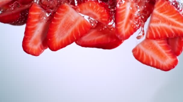 超级慢速运动的新鲜草莓切割机坠落和流动在水中1000 Fps 用4K解像度的高速电影摄影机拍摄 — 图库视频影像