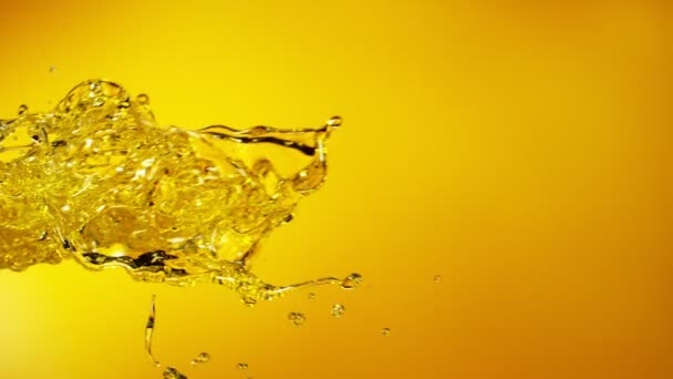 Super Slow Motion Shot Shiny Oil Splash Fundo Dourado 1000Fps — Vídeo de Stock