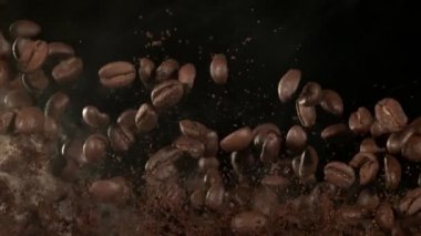 Flying Premium Coffee Beans 'in Süper Yavaş Çekimi, Ground Coffee and Smoke, 300 fps' te. Yüksek Hız Sinema Kamerası, 4k.