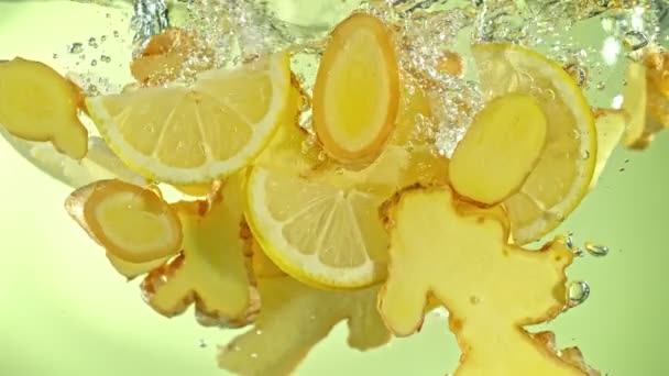 Super Slow Motion Shot Ginger Slices Lemon Slices Falling Water — Stock Video