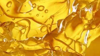 Süper Yavaş Çekim Altın Yağ Suyu 'nun 1000fps hızında akışı. Yüksek Hız Sinema Kamerası, 4K.