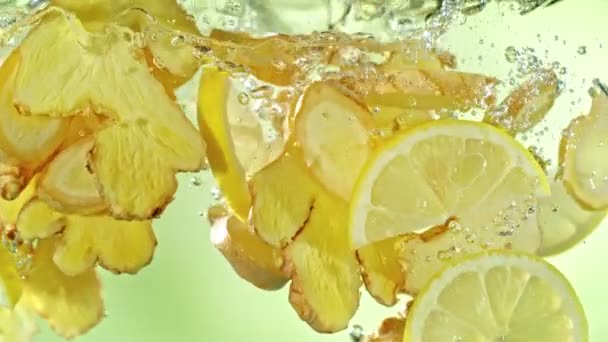 Super Slow Motion Shot Ginger Slices Lemon Slices Falling Water — Vídeos de Stock