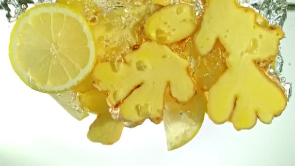 Super Slow Motion Shot Ginger Slices Lemon Slices Falling Water — Vídeos de Stock