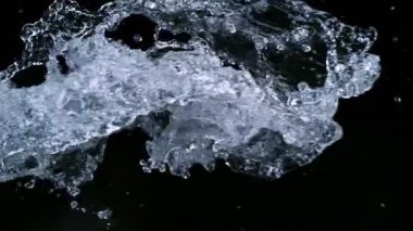 Süper Yavaş Çekim Saf Su Sıçratma Kara Arkaplan 'da izole edildi. Yüksek Hız Sinema Kamerası, 4k.