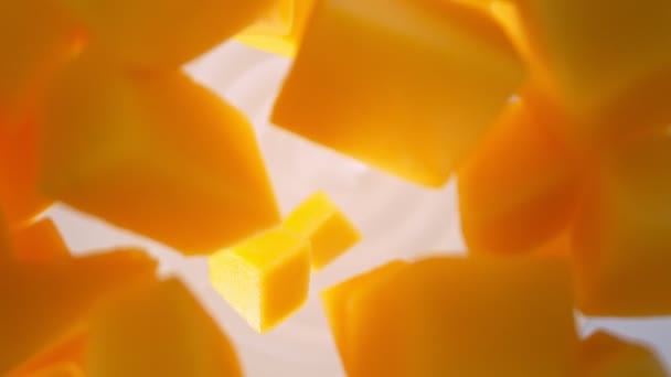Super Slow Motion Shot Mango Cuts Seguito Camera Falling Yogurt — Video Stock