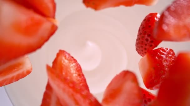Super Slow Motion Shot Fresh Strawberries Seguido Por Camera Falling — Vídeos de Stock